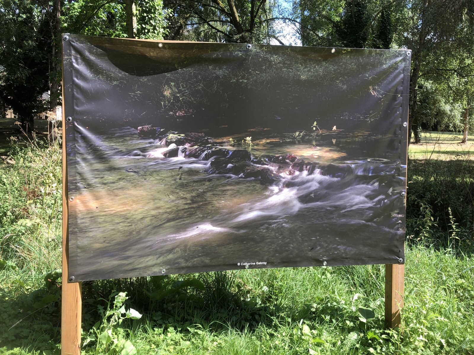 Photo d'une des bâches exposées